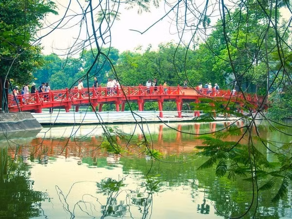 游客们参观河内栖旭桥。