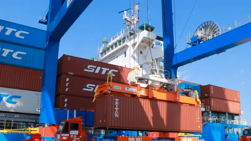 在同奈省仁泽县的富安港口进行货物装卸作业。（功峰摄）