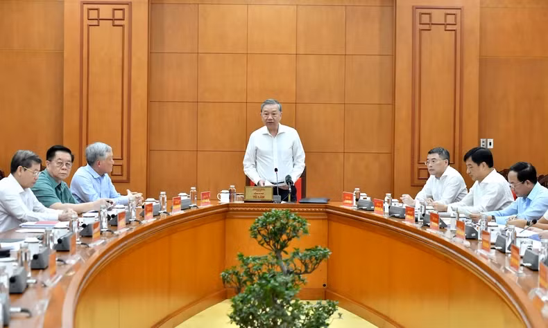 苏林总书记与党十四大文件小组和党章小组举行工作会议。（幸原 摄）