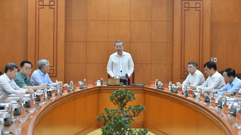 苏林总书记主持召开越共十四大党章组会议。