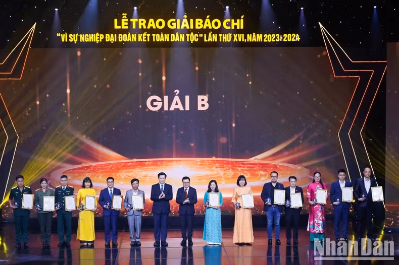 越共中央委员、中央民运部部长梅文正;越共中央委员、中央宣教部副部长、越南新闻工作者协会主席黎国明颁发B等奖。 越共中央委员、中央民运部部长梅文正;越共中央委员、中央宣教部副部长、越南新闻工作者协会主席黎国明颁发B等奖。