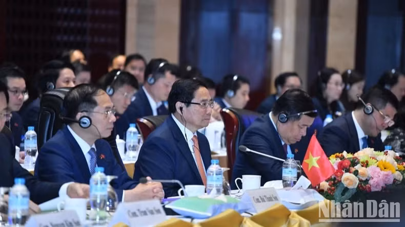 越老两国政府总理共同主持召开越老双边合作政府间委员会第47 次会议。（青江 摄）