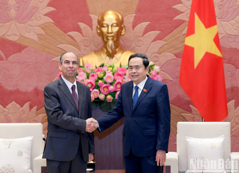 越南国会主席陈青敏会见古巴驻越南大使。