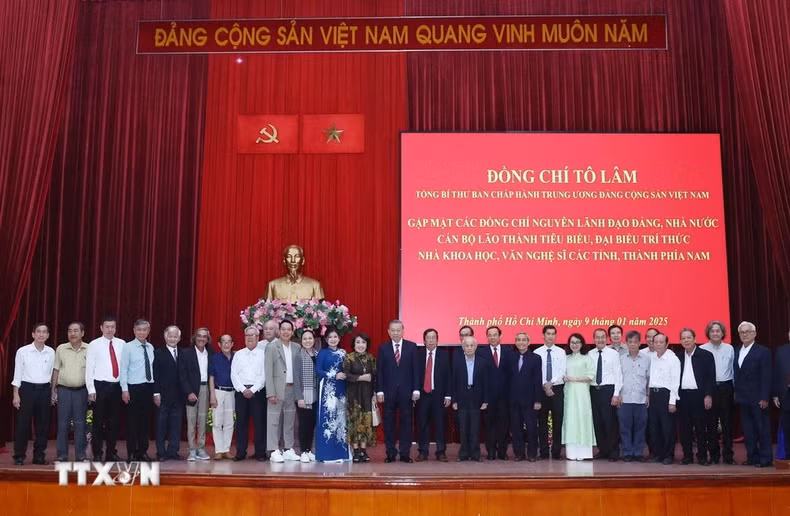 苏林总书记和与会代表合影。