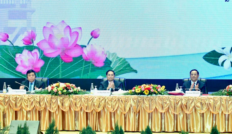 越南政府总理范明正与老挝总理宋赛·西潘敦共同主持越老投资合作会议。（青江 摄）