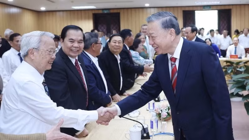 苏林总书记亲切问候与会代表。