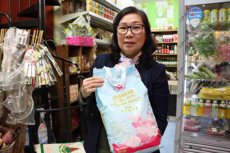 布鲁塞尔亚洲食品店Le Panier Asiatique店长范碧水介绍ST25大米。