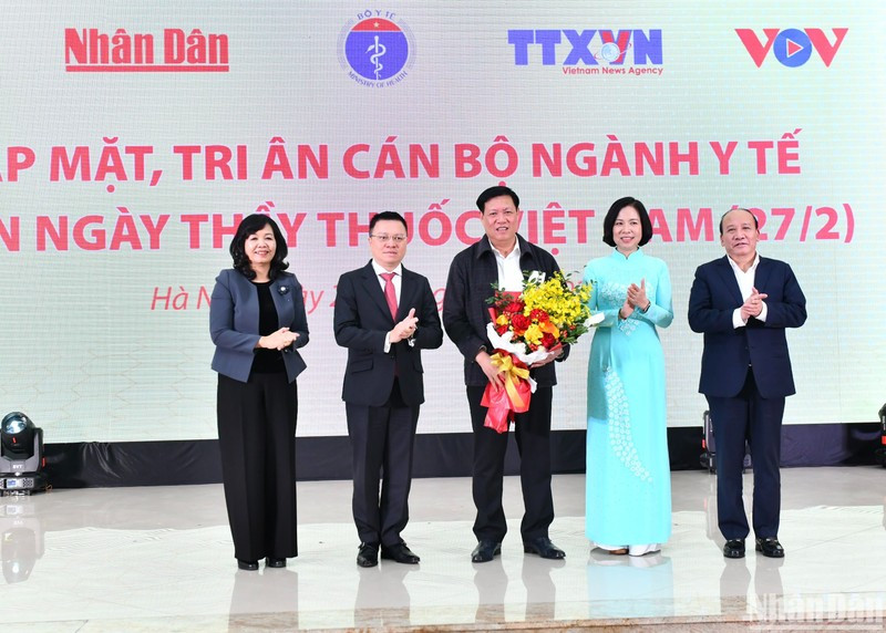 《人民报》社总编辑黎国明和主要新闻机构领导向卫生部常务副部长杜春暄赠送鲜花。（登科 摄）