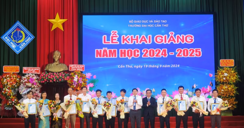 芹苴大学获得多项国内与国际质量认证。