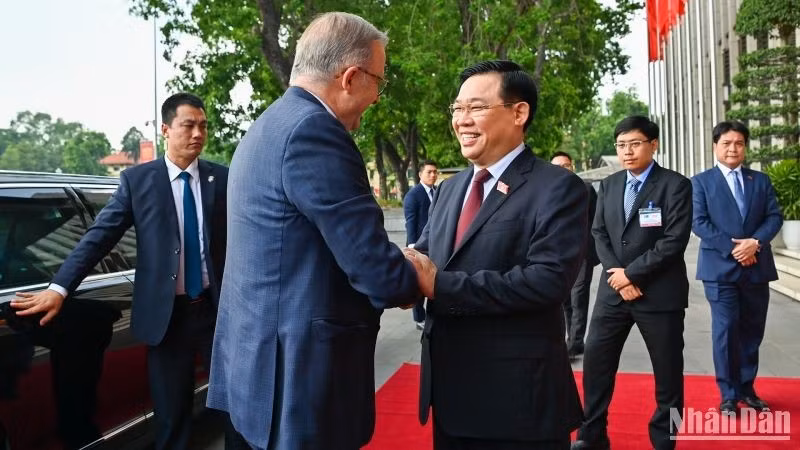 国会主席王廷惠在国会大厦大厅外迎接澳大利亚总理安东尼·阿尔巴尼斯。