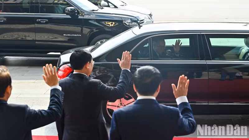 国会主席王廷惠向澳大利亚总理安东尼·阿尔巴尼斯挥手致意。