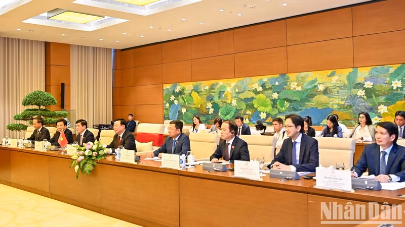 越南国会代表团成员。