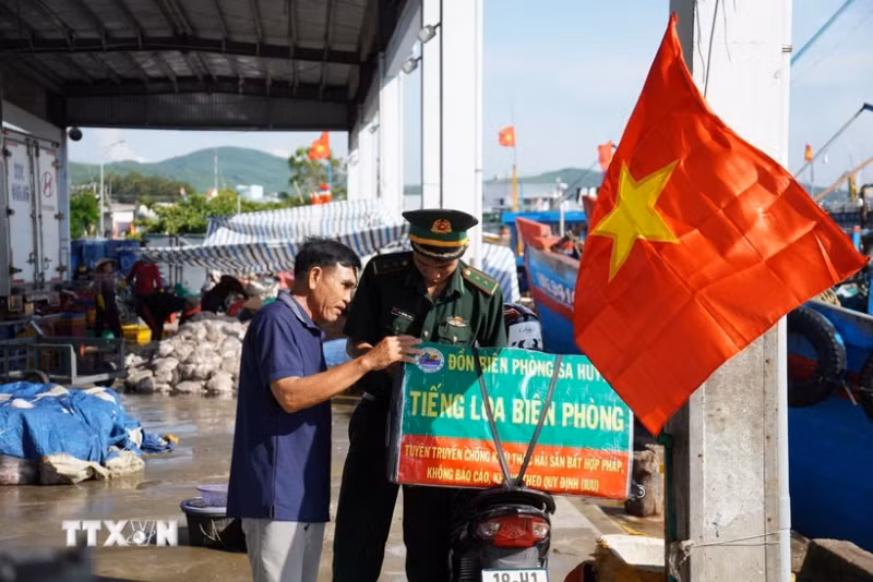 边防人员使用带有迷你扬声器的摩托车在渔港、码头和居民区周围行驶。