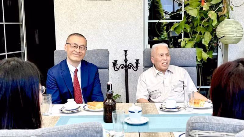 黎德阳先生(白衣)透露，他于1955年8月在准备赴德国留学时在主席府首次与胡伯伯会面。