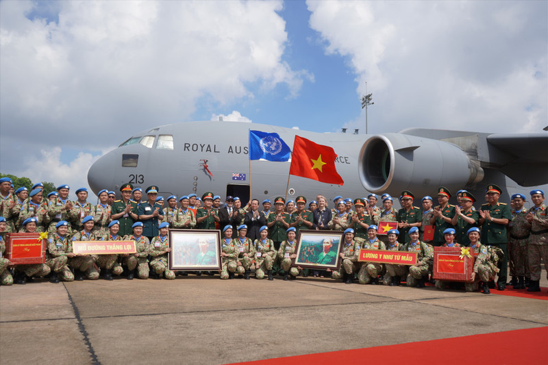 国家主席武文赏出席五号二级野战医院和第二工兵队出征仪式。