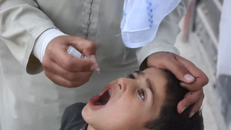 2025年4月21日，在阿富汗喀布尔，一名儿童正在接受小儿麻痹症疫苗口服。（图片来源：新华社）