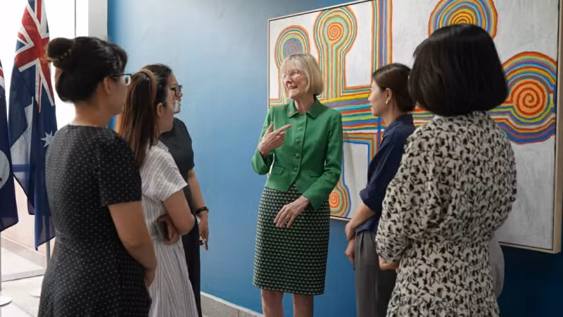 澳大利亚驻越南大使吉莉安·伯德与青年记者交流。