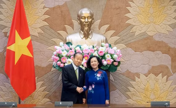 张氏梅女士同日越友好议员联盟主席二階俊博握手。