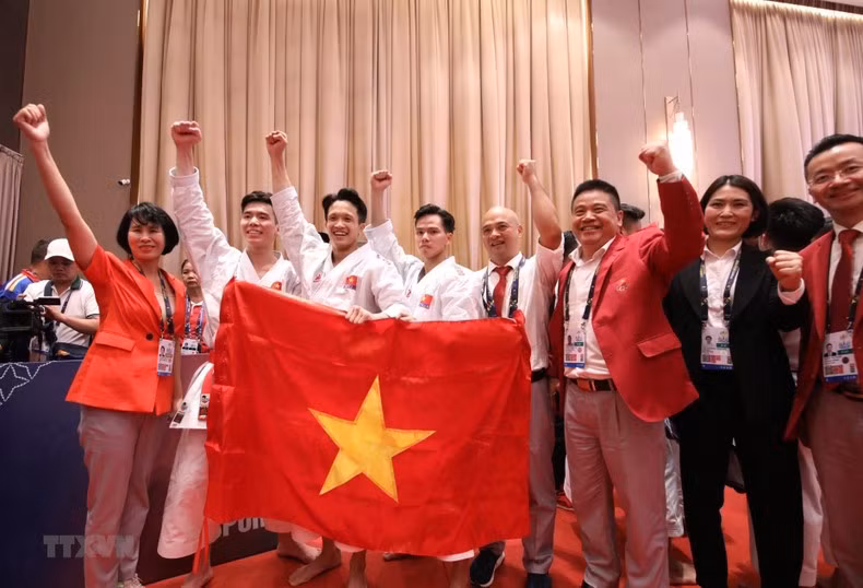 黎红福、范明德和江越英夺得男子团体金牌。