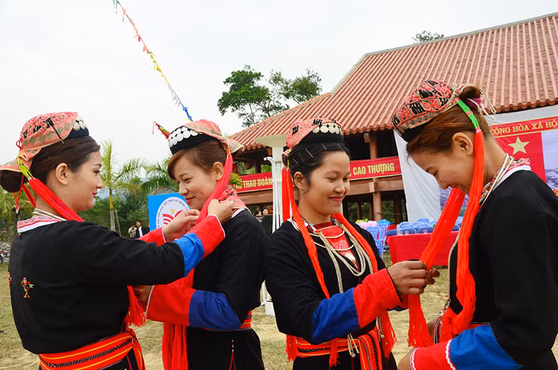 广宁省平哥乡青衣瑶族妇女。