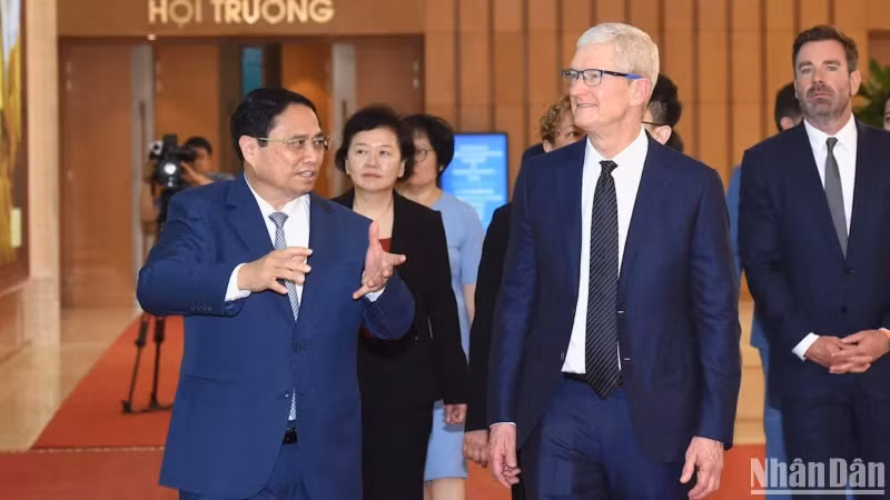 越南政府总理范明正会见美国苹果公司首席执行官蒂姆·库克。