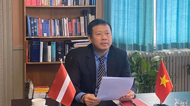 越南驻瑞典兼驻拉脱维亚大使陈文俊在研讨会上交换意见。