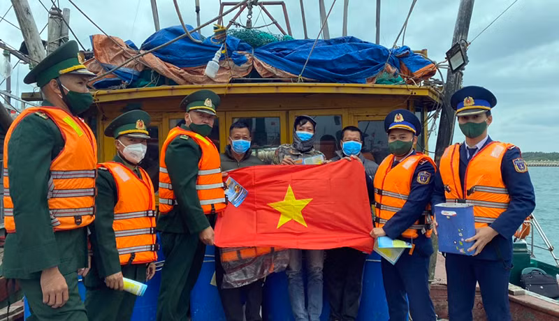 附图：越南海警向渔民宣传法律知识。