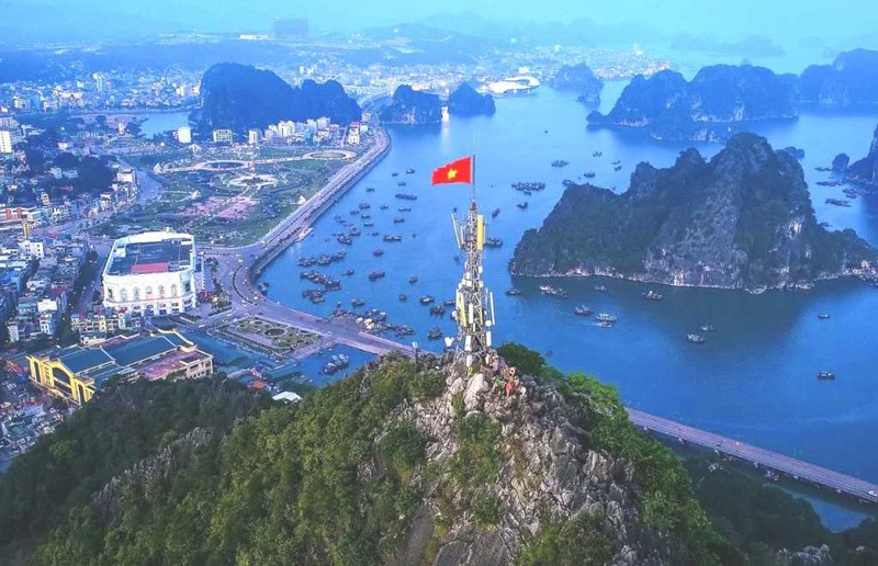 附图：广宁省环绕诗山。