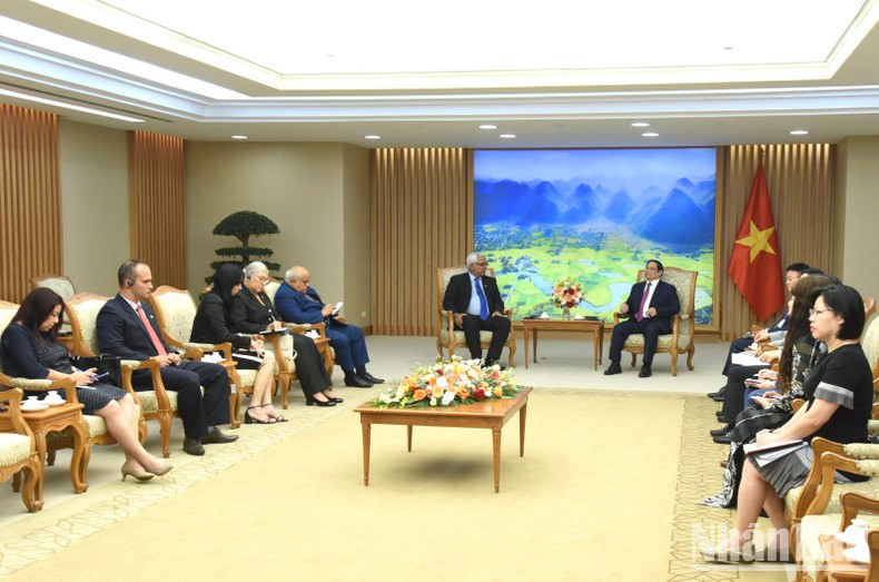越南政府总理范明正会见古巴司法部长奥斯卡