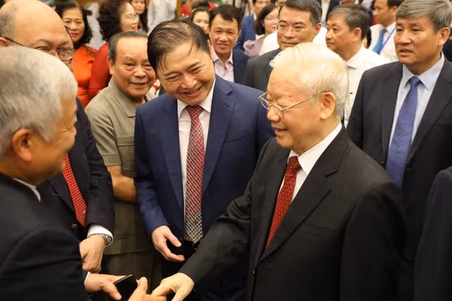 阮富仲总书记和代表们握手。