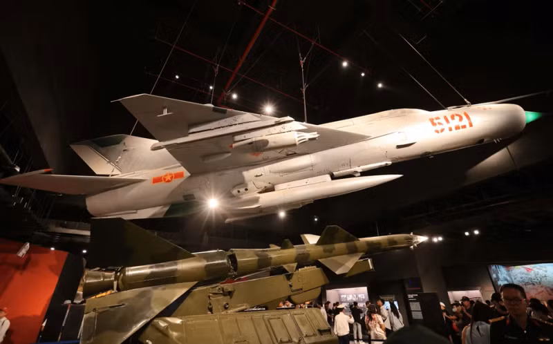 让参观者印象深刻的是悬挂在屋顶上的巨型米格-21战斗机，给参观者一种该战斗机翱翔蓝天，保卫祖国的感觉。