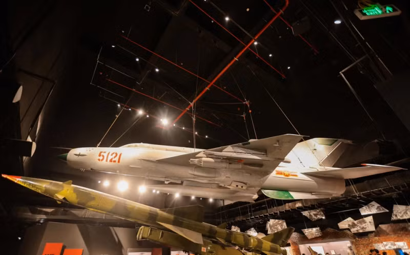 国家宝物--巨型米格-21战斗机参加“河内—空中奠边府”战役。