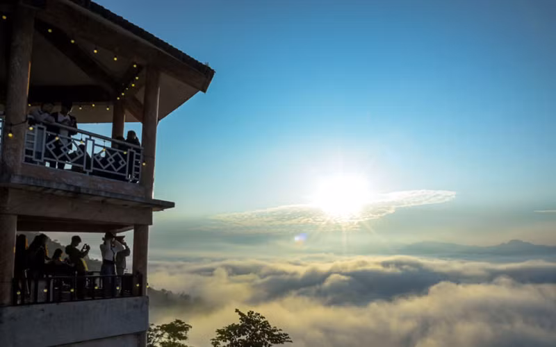 奠边省曾怪山口的梦幻云海。（图片来源：thiennhienmoitruong.vn）