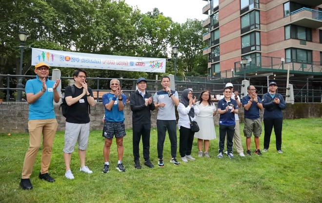 邓黄江大使在活动上发表讲话。