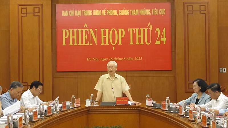 越共中央总书记、越共中央反腐败反消极指导委员会主任阮富仲主持会议。