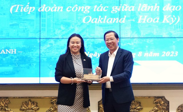胡志明市人民委员会主席潘文买会见美国奥克兰市市长盛桃。