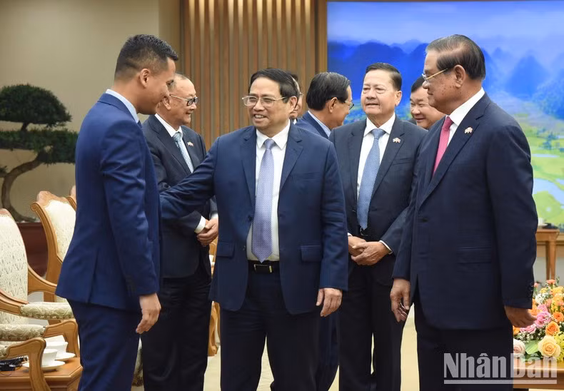 范明正总理问候柬方代表团成员。