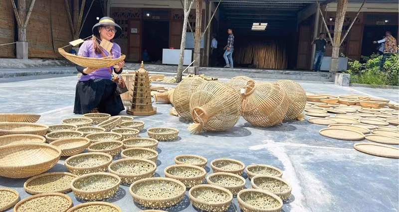保罗竹藤编织手工艺村作品。