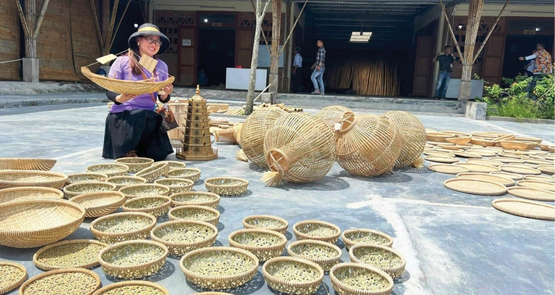 保罗竹藤编织手工艺村作品。