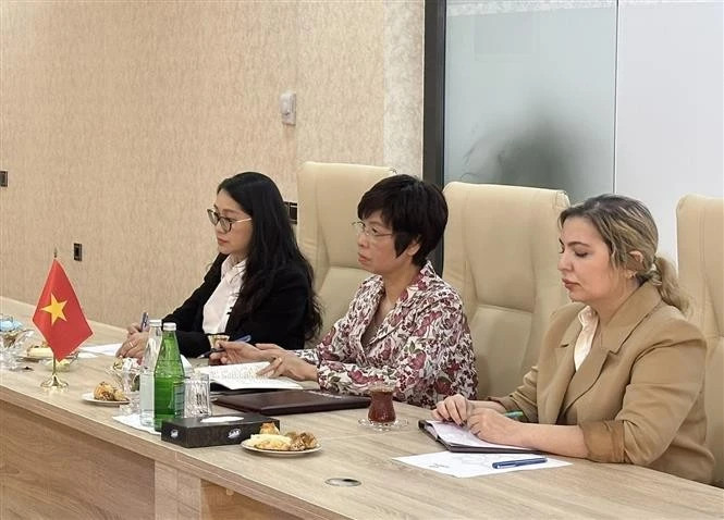 越通社社长武越庄（左二）会见阿塞拜疆通讯社社长武加尔·阿利耶夫。