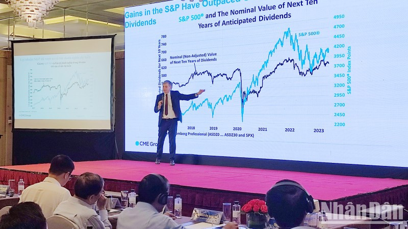 CME Group执行董事埃里克•诺兰发表演讲。