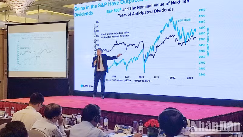CME Group执行董事埃里克•诺兰发表演讲。