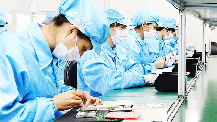 2024年前两个月，电子产品及元件出口同比增长33.9%。（月英 摄）