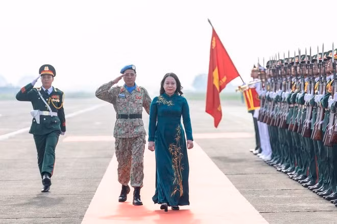 国家副主席武氏映春出席出征仪式。