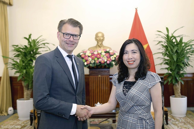 黎氏秋姮副部长和丹尼尔·卡斯帕里先生握手。