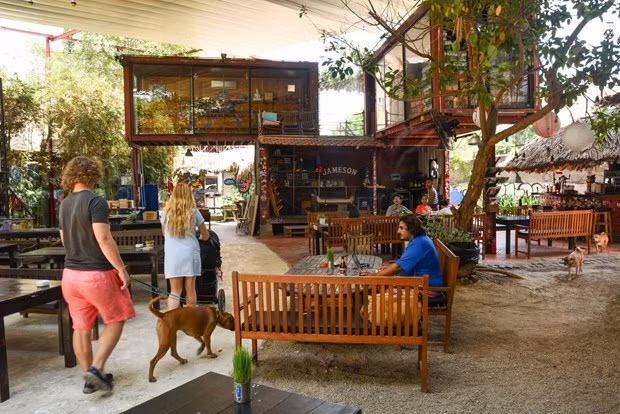 守德市的一家露天咖啡店。 守德市的一家露天咖啡店。