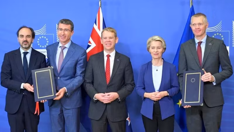 欧盟与新西兰自由贸易协定签署仪式。（图片来源：欧盟委员会）