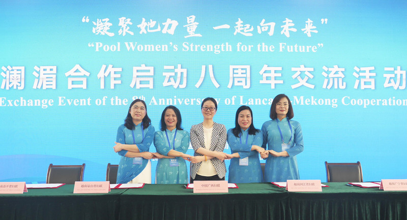 越南高平、广宁、谅山、河江四省妇女联合会与中国广西妇女联合会合作备忘录签署仪式。