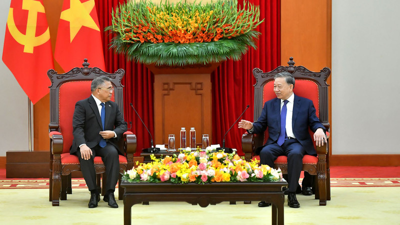 苏林总书记会见菲律宾驻越大使梅纳尔多·洛斯·巴诺斯·蒙特阿莱格雷。