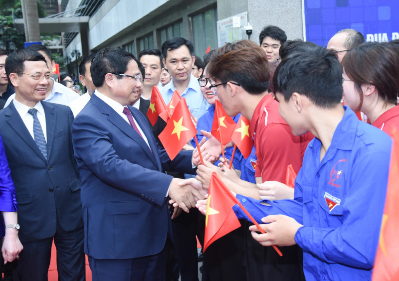 政府总理范明正和参加“全国创新与数字化转型竞赛”运动启动仪式的青年团员。